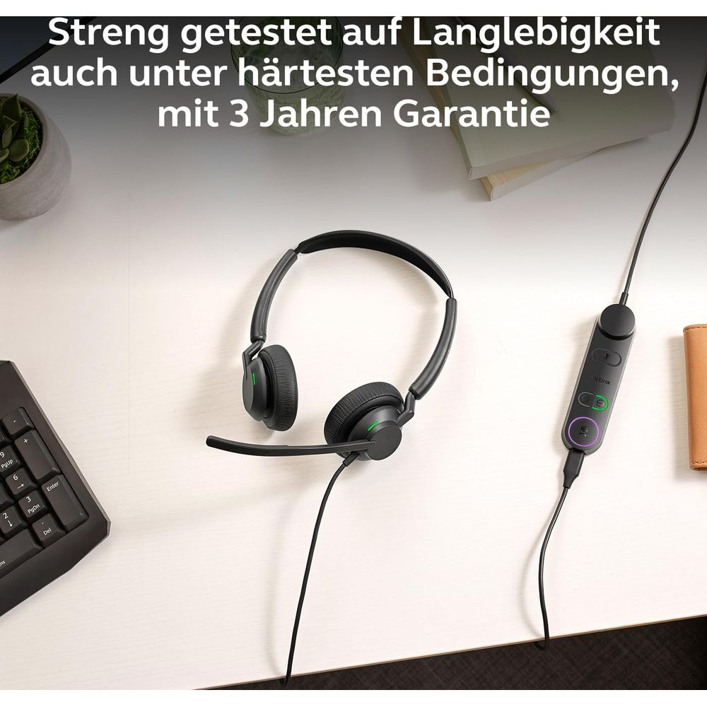 Schwarzer Headset mit Mikrofon, Kabel und Bedienelement auf einem Schreibtisch.