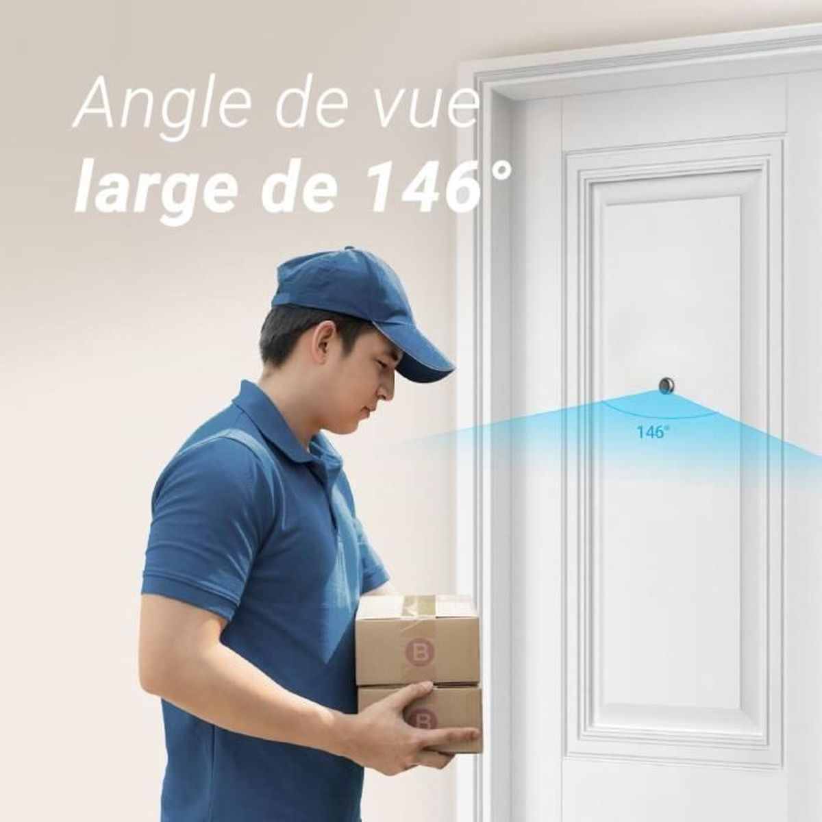 Listonosz w niebieskim mundurze trzyma dwie paczki przed białymi drzwiami z wizjerem.