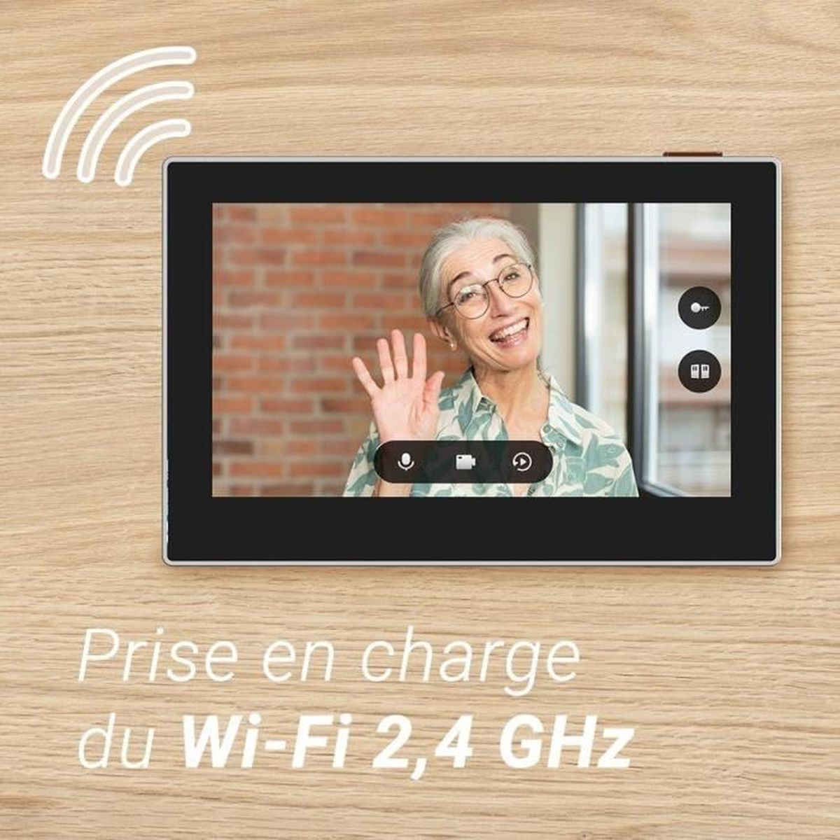 Starsza kobieta macha do kamery na ekranie, ceglana ściana w tle.