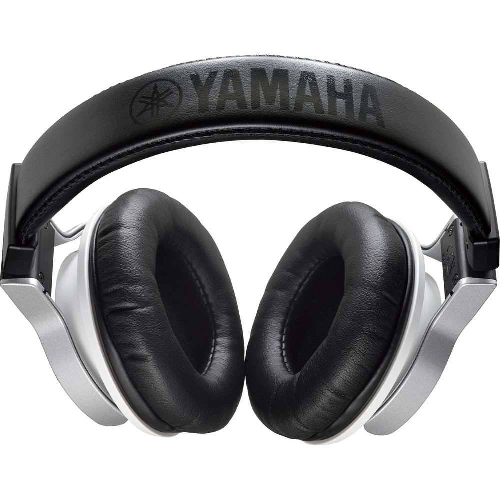 Cuffie Yamaha nere con accenti argentati e padiglioni imbottiti.