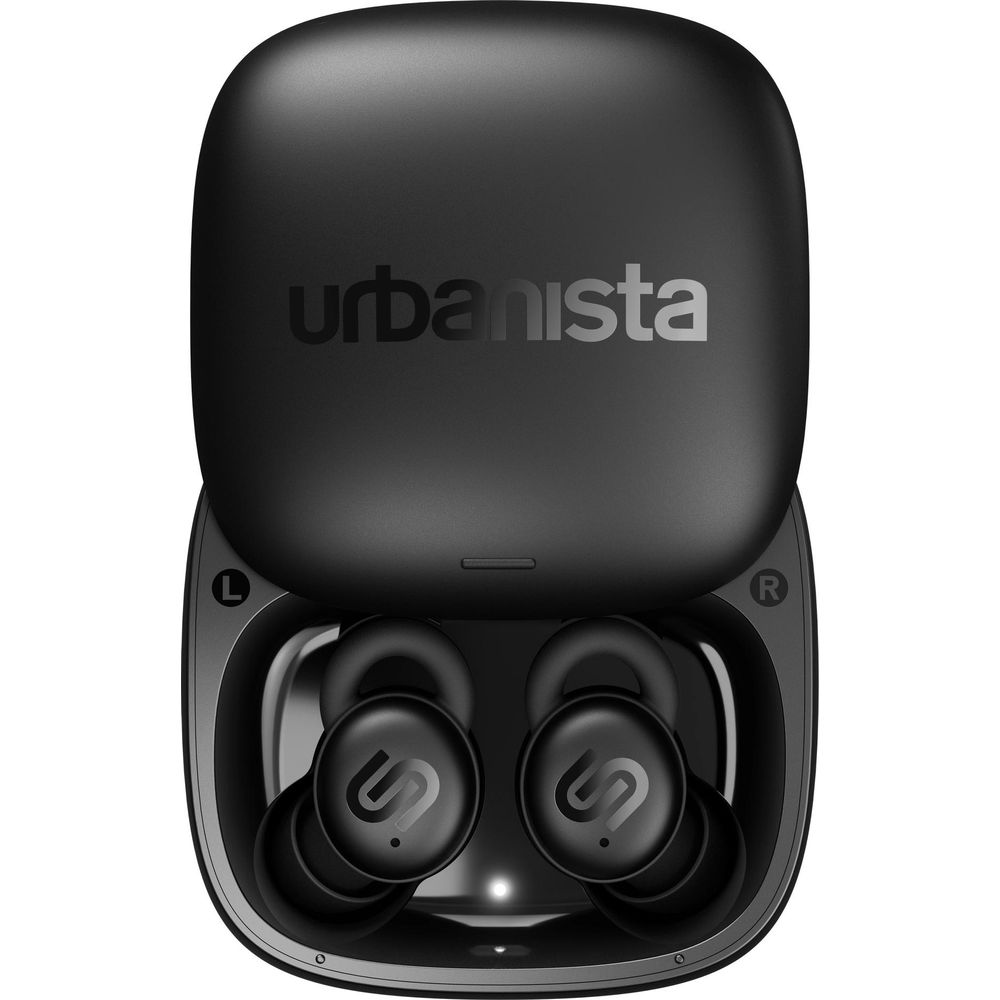 Czarne słuchawki Urbanista w otwartym etui ładującym. Oznaczone L i P.