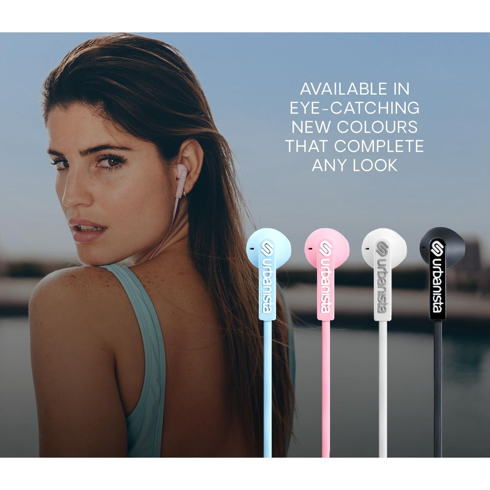 Mujer con auriculares y cuatro auriculares Urbanista en azul, rosa, blanco y negro a su lado.