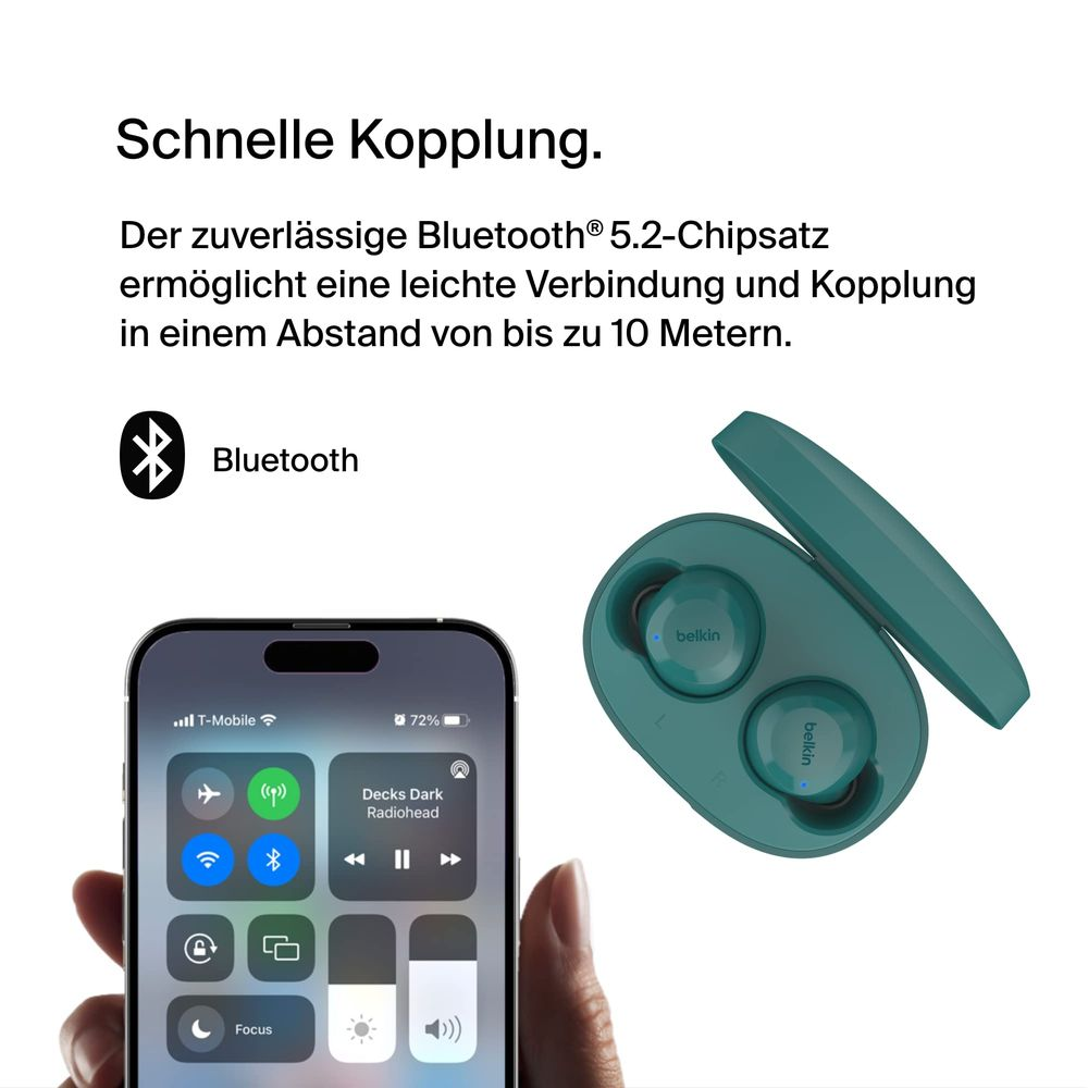Ein iPhone zeigt Bluetooth-Einstellungen und True-Wireless-Ohrhörer in einem grünen Ladecase.