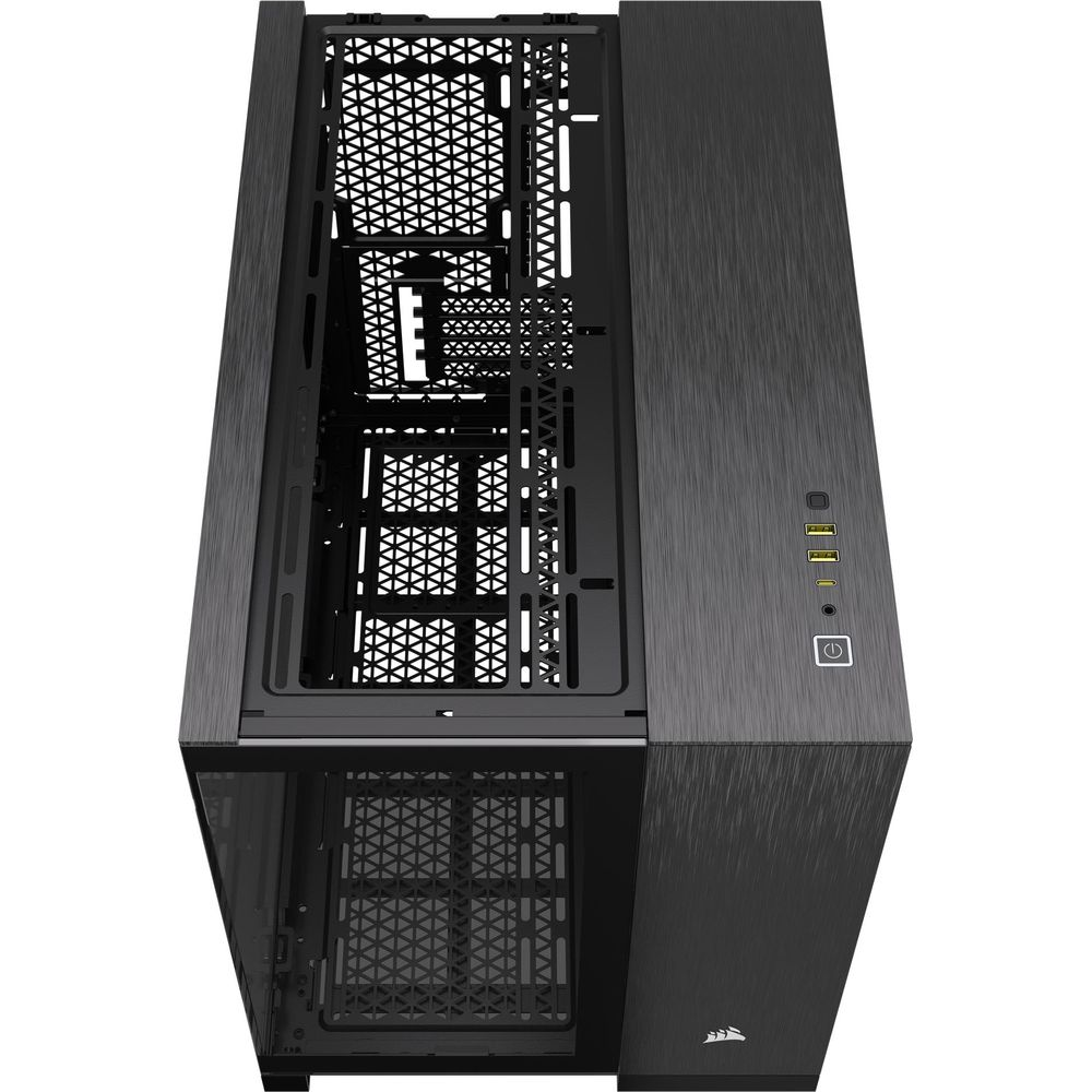 Czarna obudowa komputera z kratkami wentylacyjnymi i portami USB.