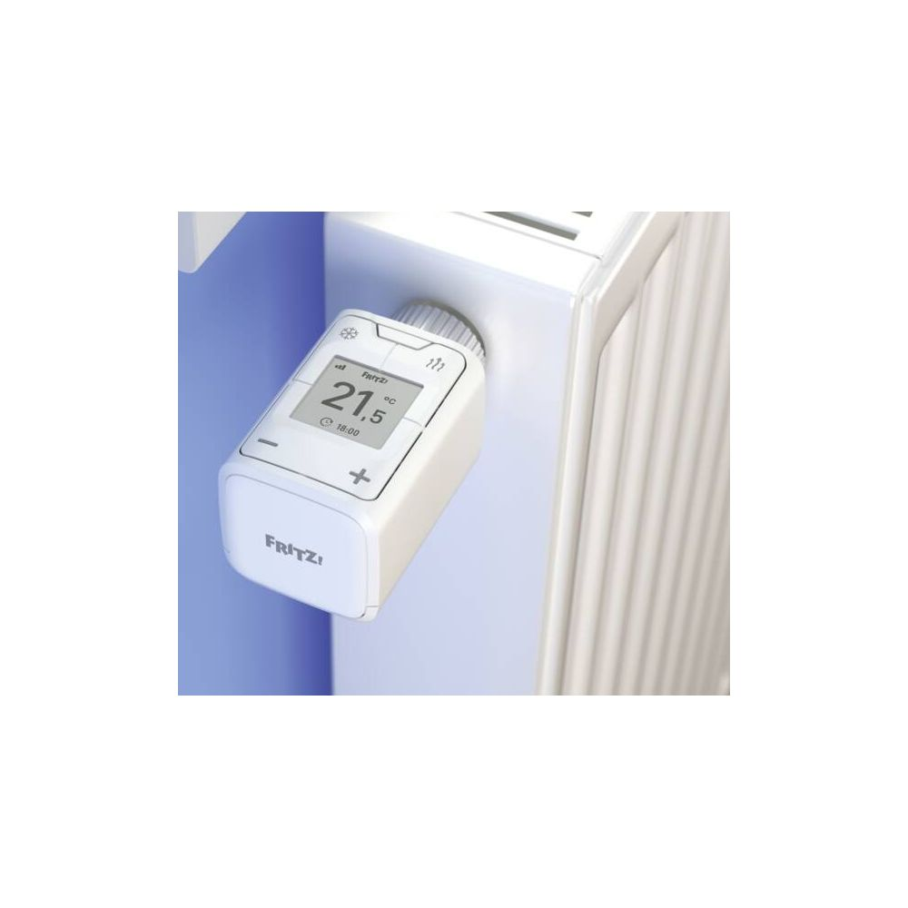 Ein weißer Heizkörperthermostat mit Digitalanzeige, der 21,5 Grad Celsius anzeigt.