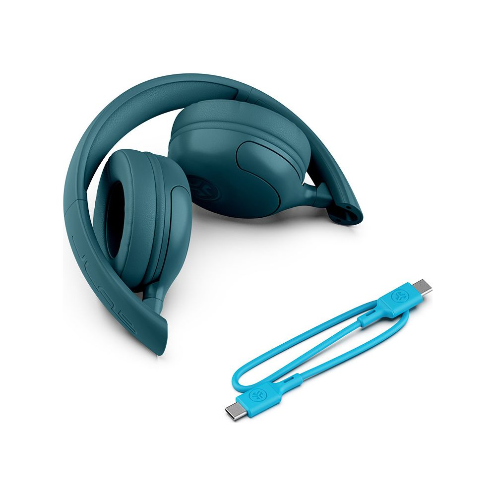 Une paire d'écouteurs bleu sarcelle est à côté d'un câble de chargement bleu.
