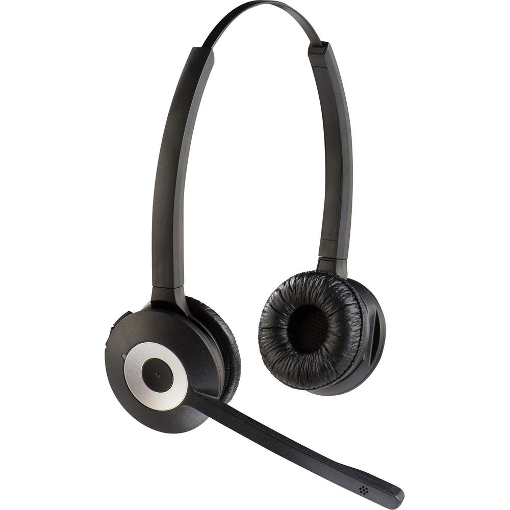 Cuffie nere con braccio microfono e due auricolari su sfondo bianco.