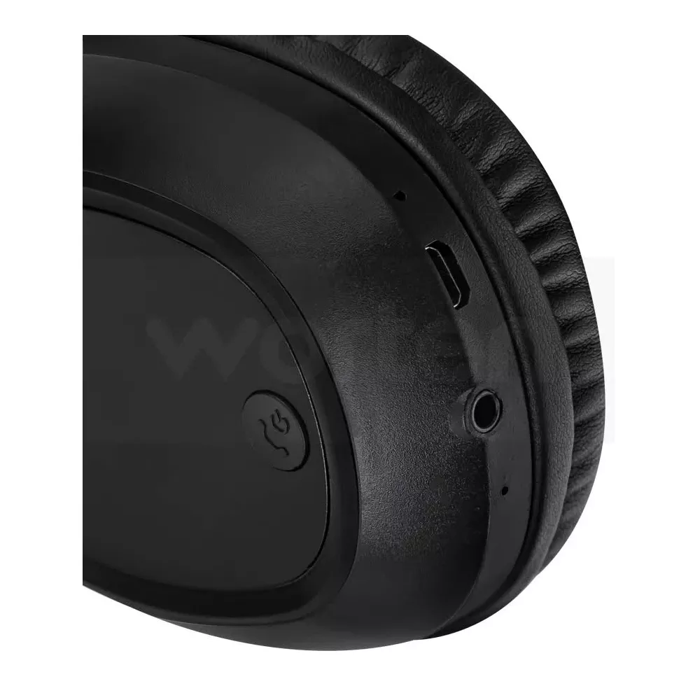 Nahaufnahme schwarzer Kopfhörer mit USB-C-Anschluss und 3,5-mm-Buchse.