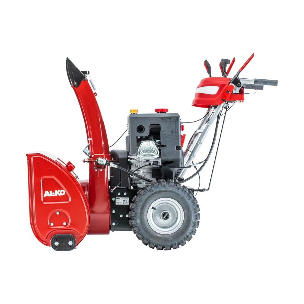Roter Schneefräser mit schwarzem Motor und Reifen auf weißem Hintergrund.