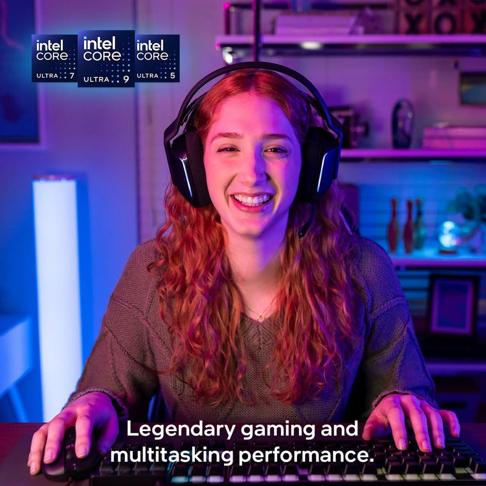 Kobieta z rudymi włosami w słuchawkach uśmiecha się podczas pisania.