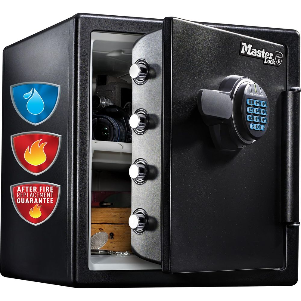 Schwarzer Safe mit offener Tür, Kamera und Holzbox im Inneren. Digitales Schloss.