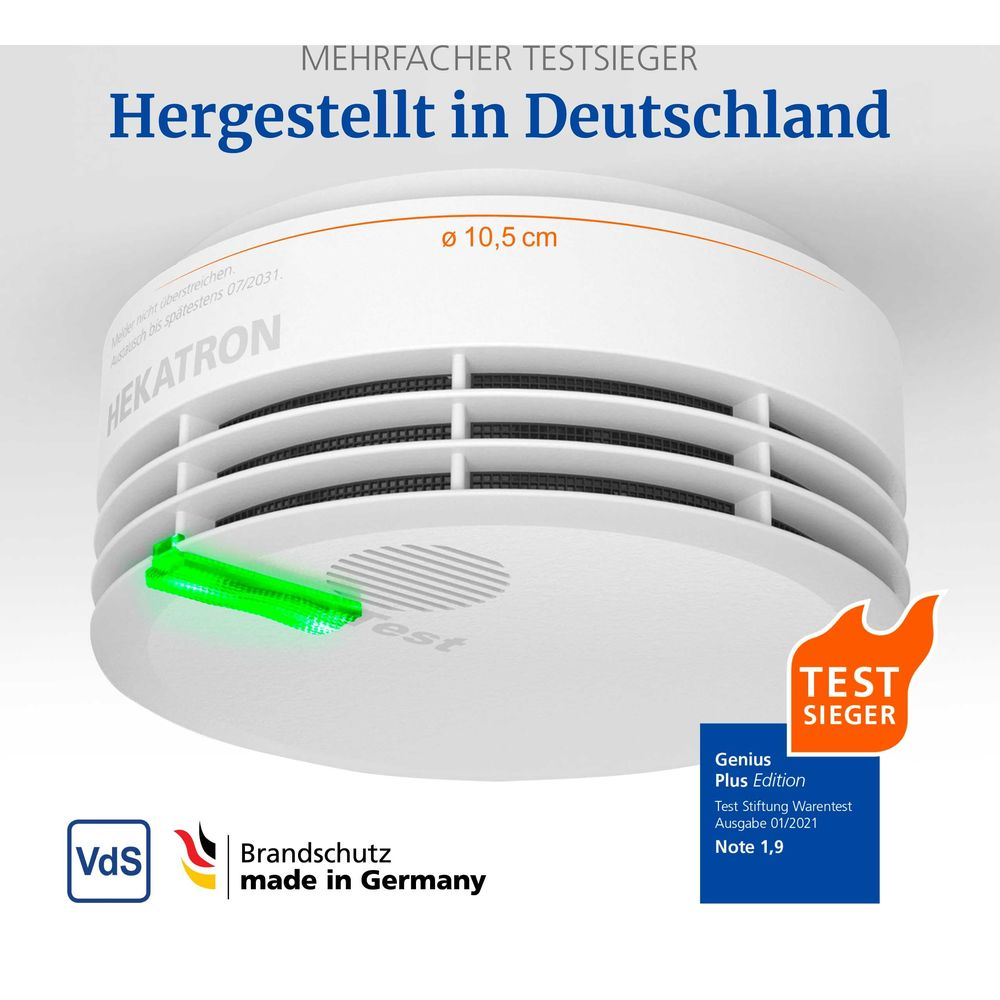 Ein weißer Rauchmelder von Hekatron mit grüner Leuchte und Prüfsiegel.
