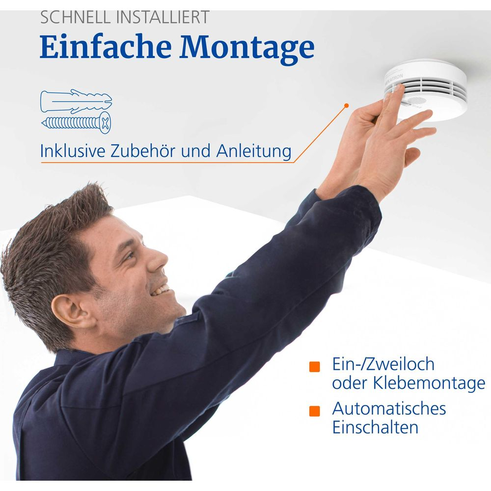 Mann montiert Rauchmelder an Decke; Zubehör und Anleitung sind enthalten.
