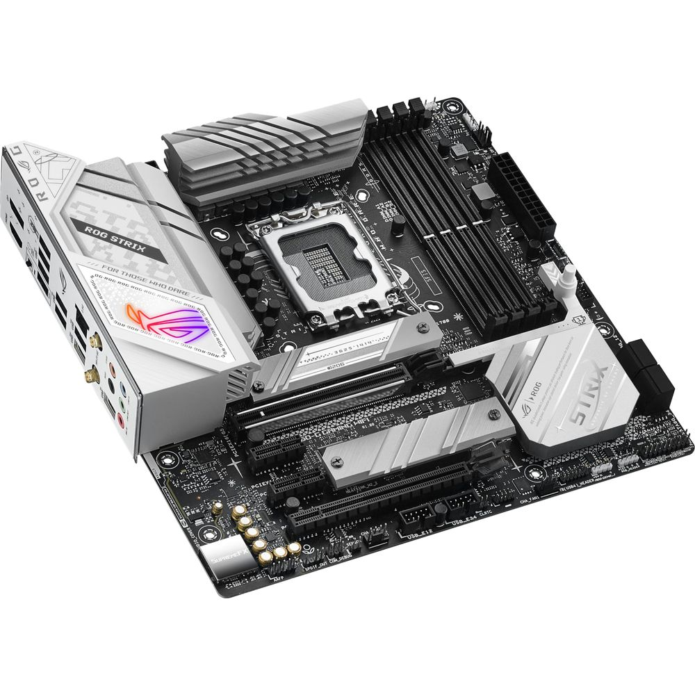 Scheda madre ROG Strix bianca e argento con socket CPU, slot RAM e dissipatori.