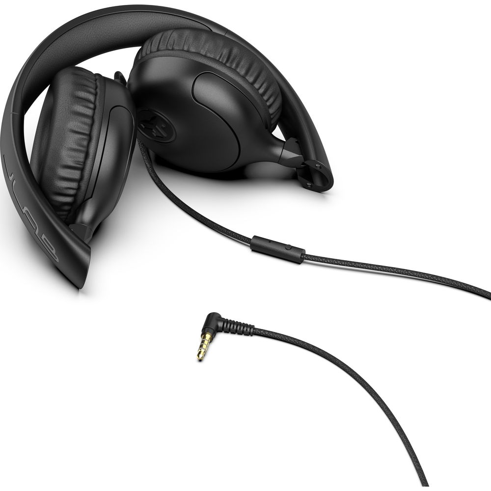 Casque pliable noir avec cordon et prise jack 3,5 mm sur fond blanc.