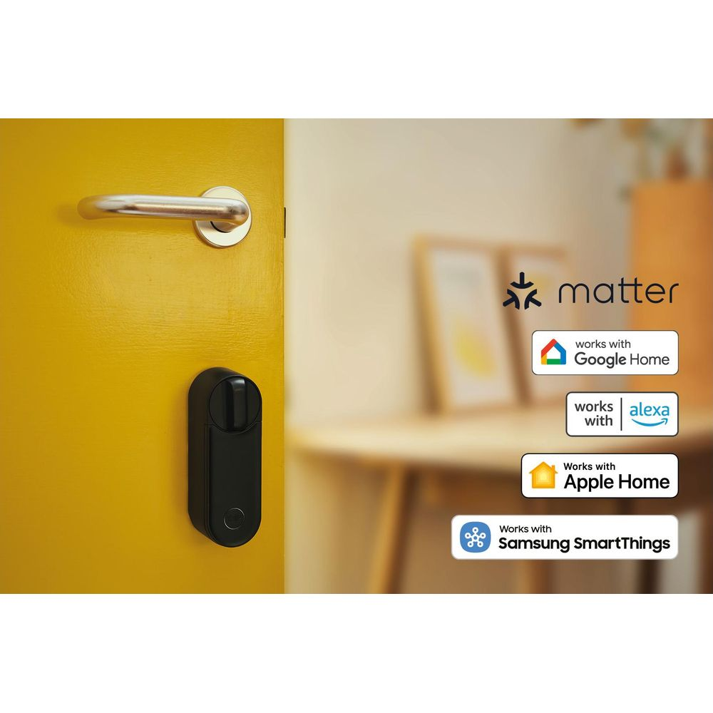 Una cerradura inteligente negra en una puerta amarilla. Logos muestran Matter, Google Home, Alexa, Apple Home, Samsung SmartThings.