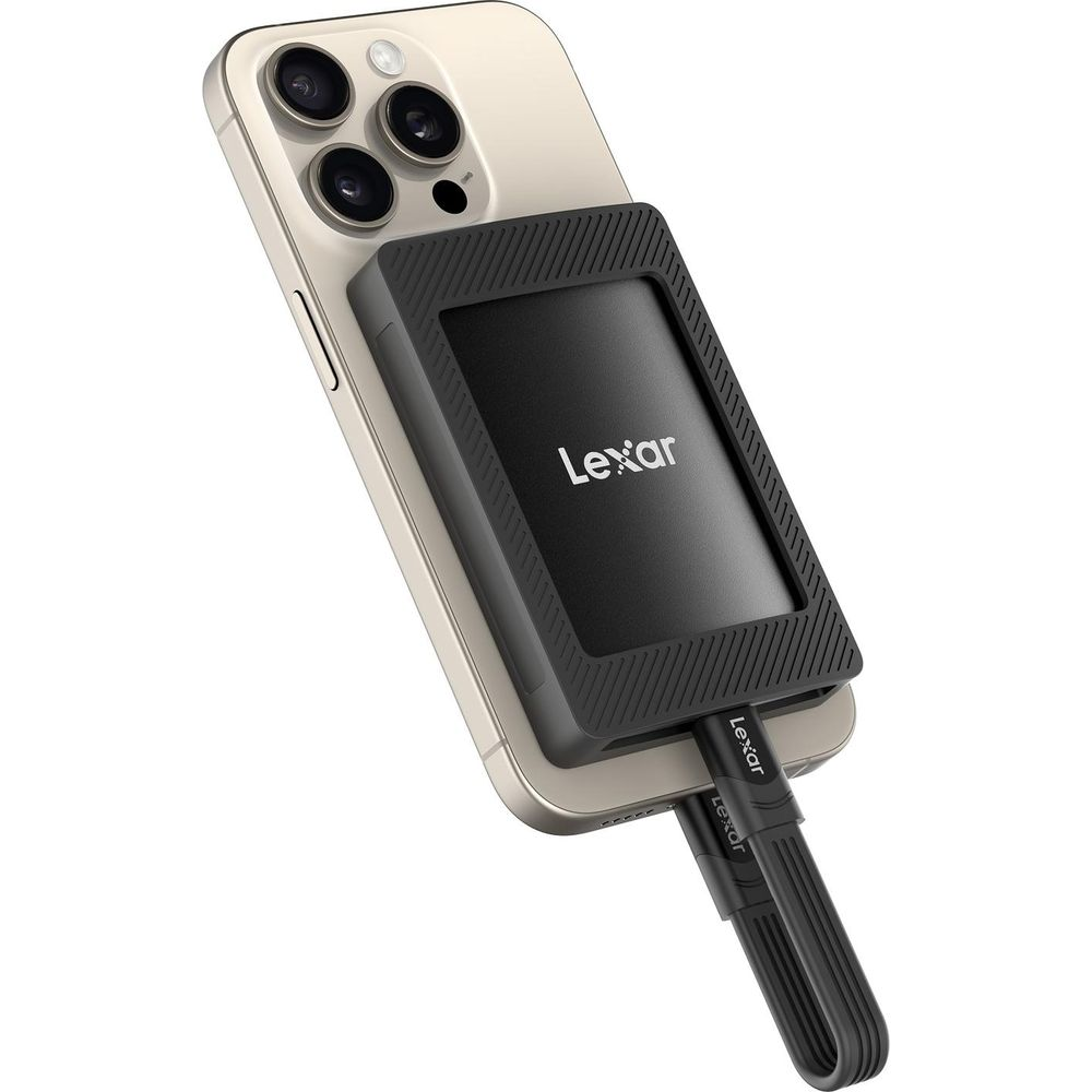 Ein schwarzes Lexar-Laufwerk ist an der Rückseite eines goldfarbenen iPhones befestigt.