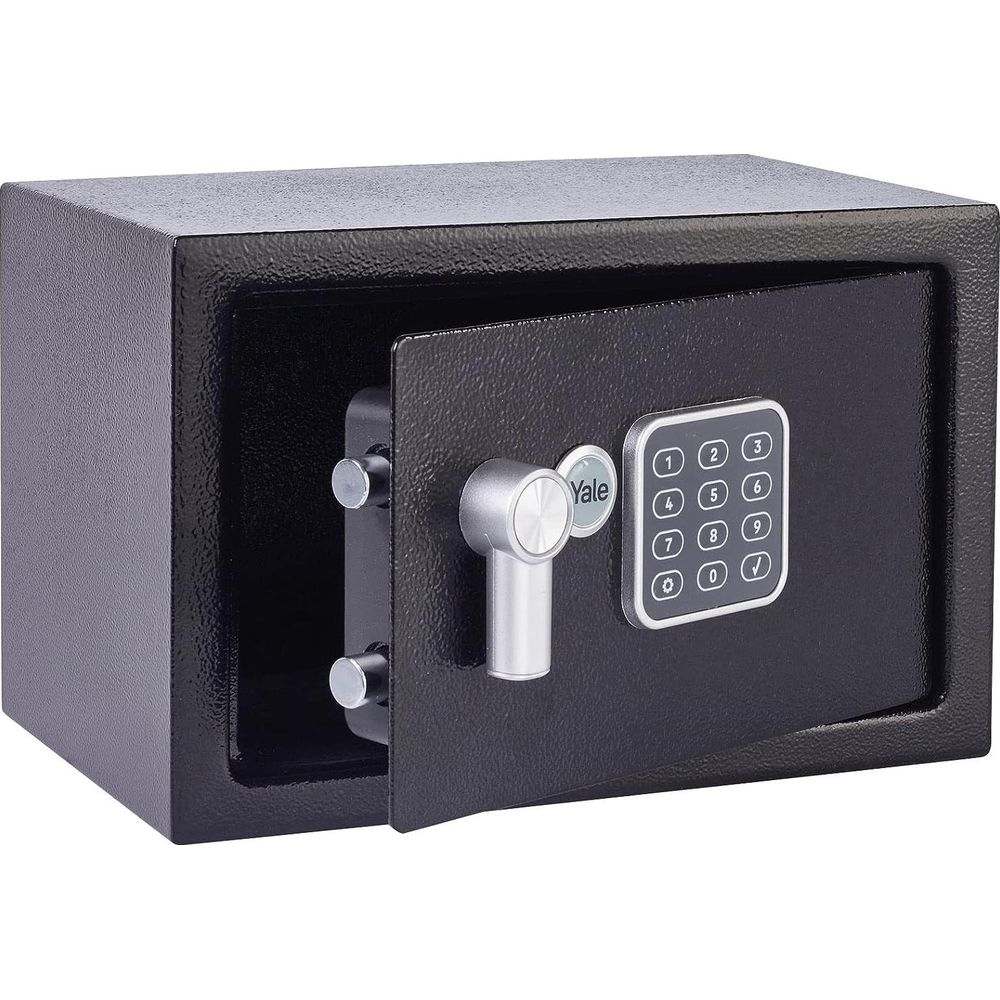 Ein offener schwarzer Tresor mit silbernem Griff und digitaler Tastatur.