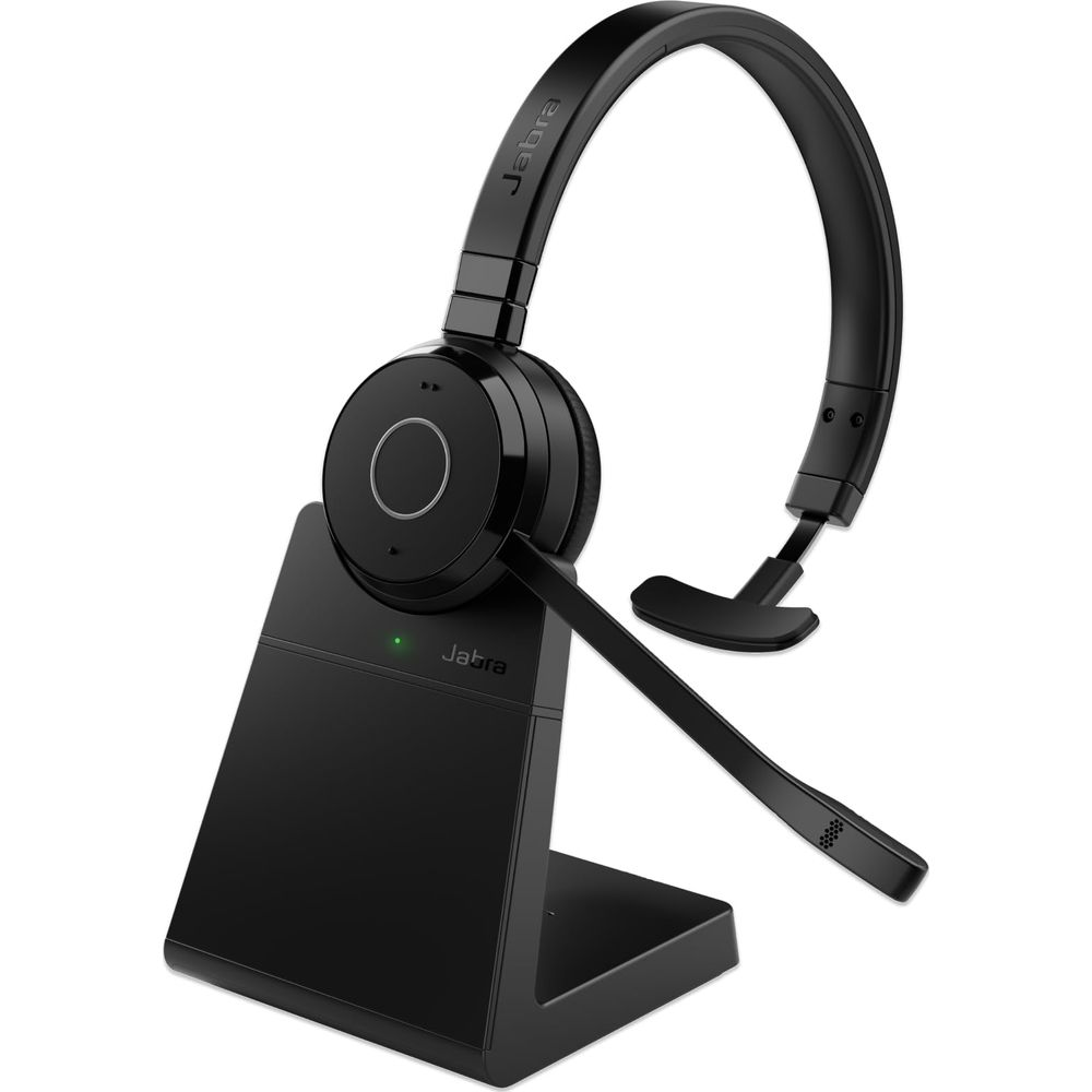 Un auricolare Jabra nero con braccio microfonico su una base di ricarica.