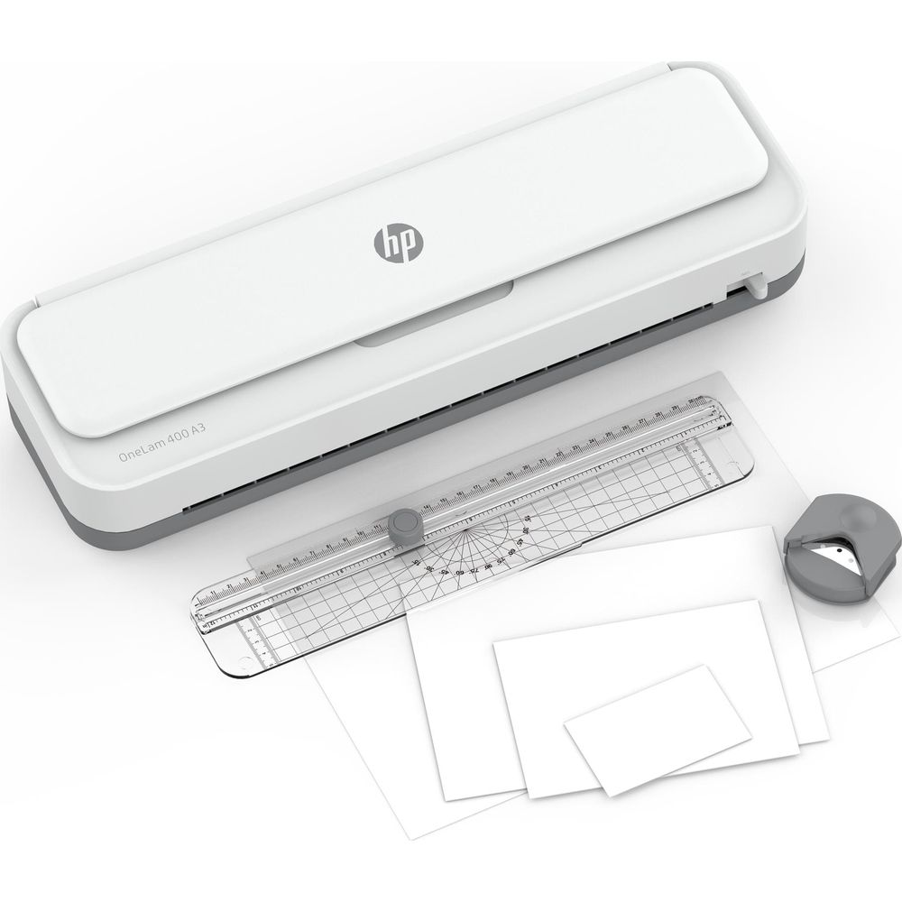 Biała laminarka HP z linijką, papierem i zaokrąglaczem narożników.