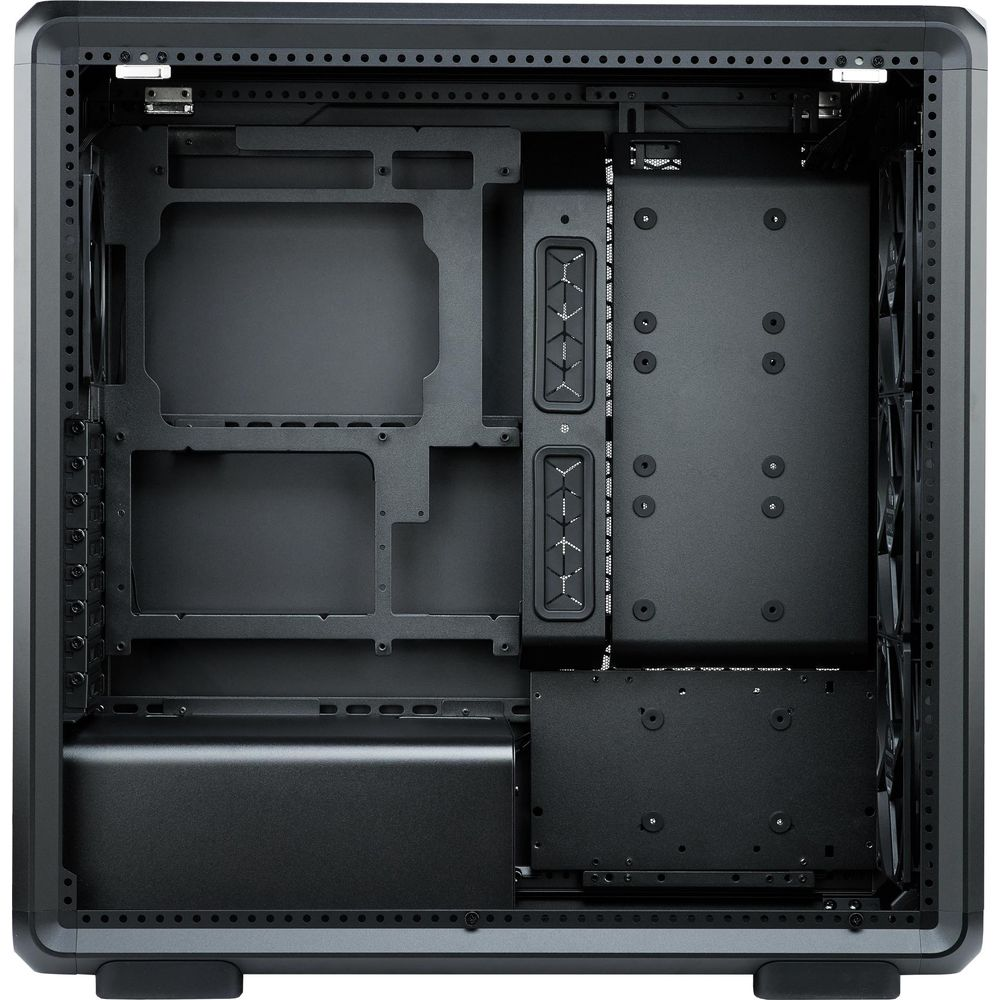 Leere schwarze Computergehäuse-Innenseitenansicht mit Lüftern und Halterungen.