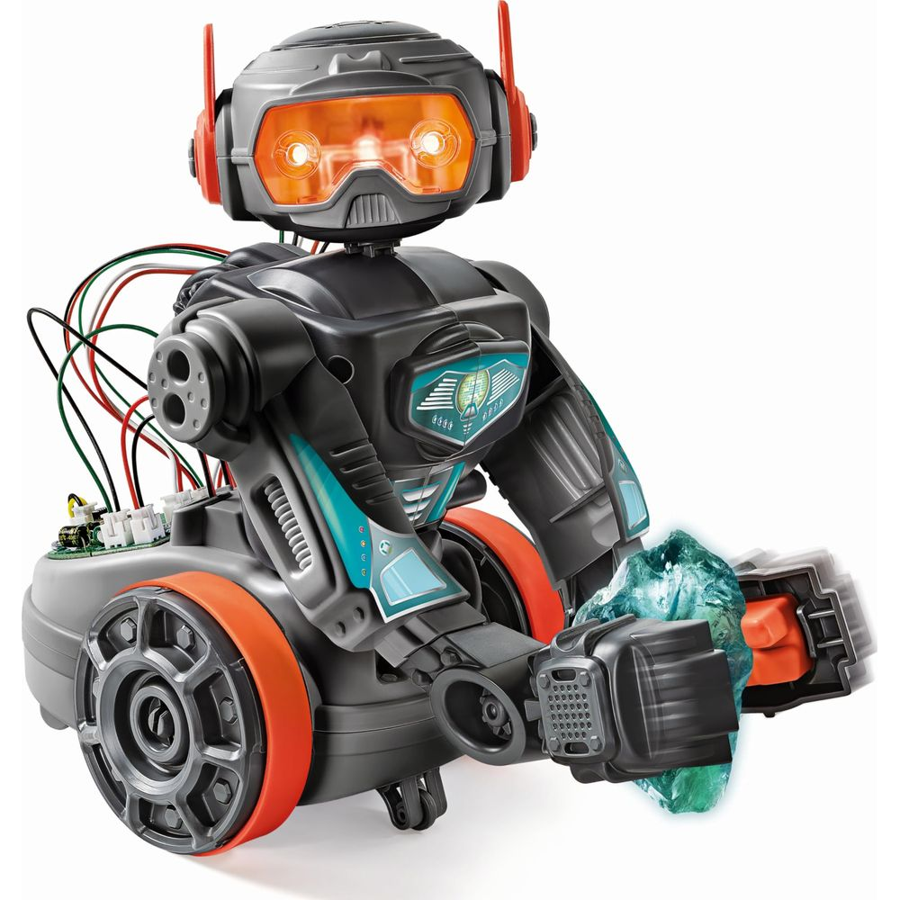 Un robot gris et noir aux yeux orange brillants tient un cristal bleu.