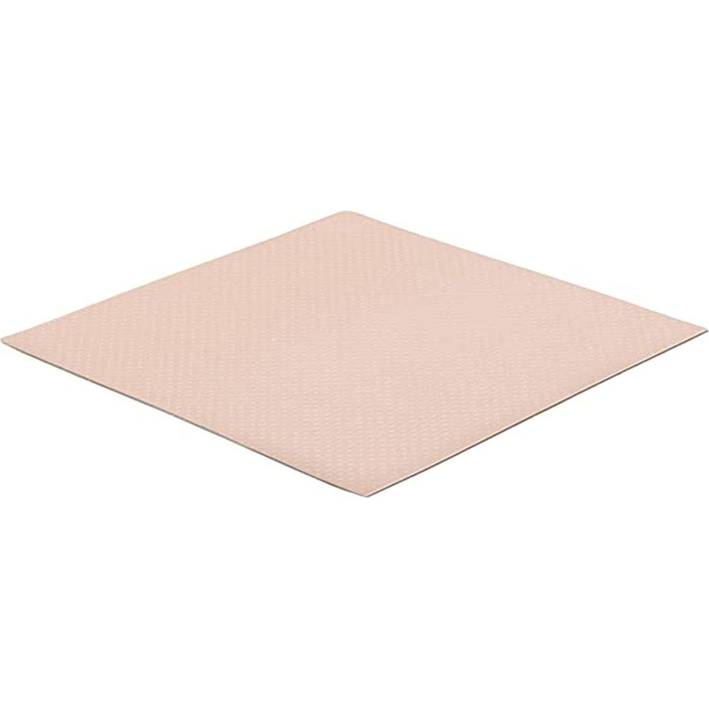 İnce dokulu, açık pembe, kare bir ped beyaz arka planda çapraz olarak duruyor.