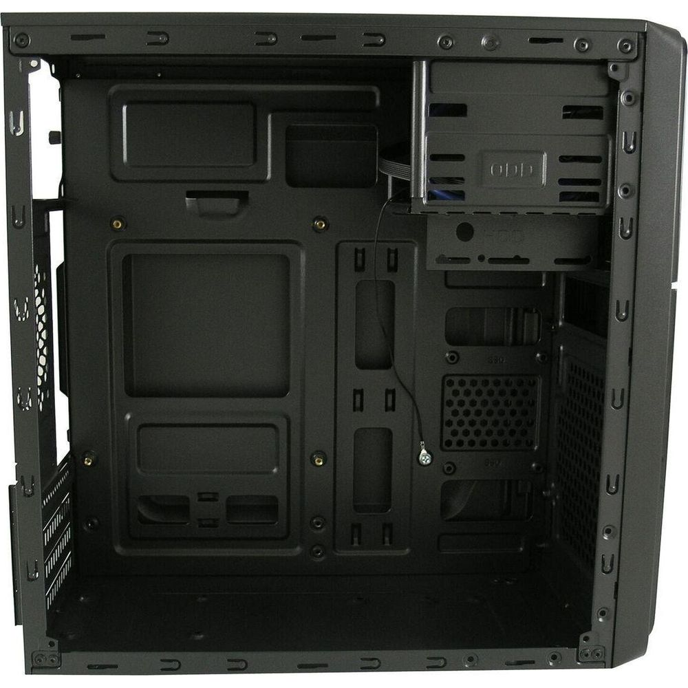 Widok wnętrza czarnej obudowy komputera z różnymi zatokami na dyski i punktami montażowymi.