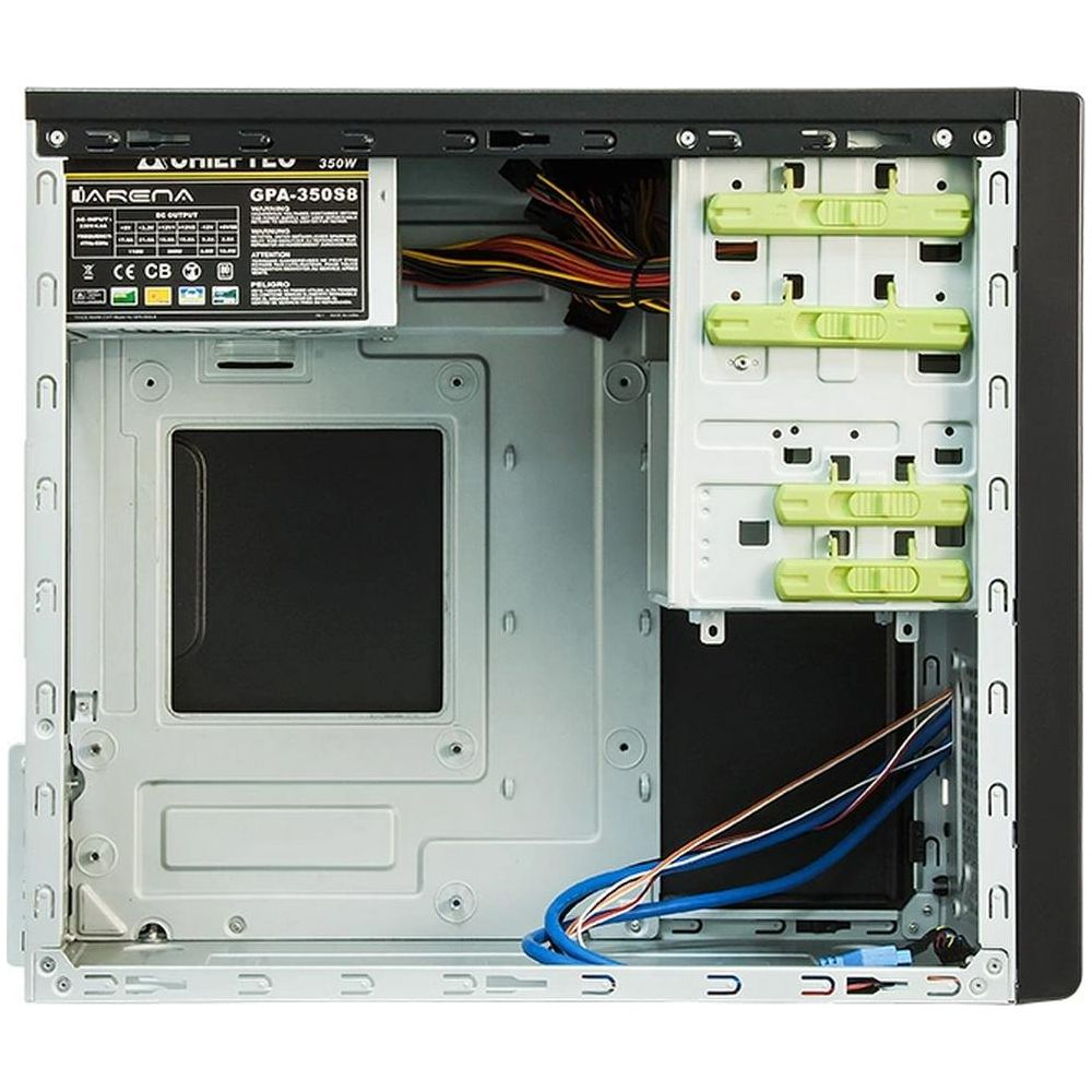 Interno di un case per computer con alimentatore, cavi e alloggiamenti.