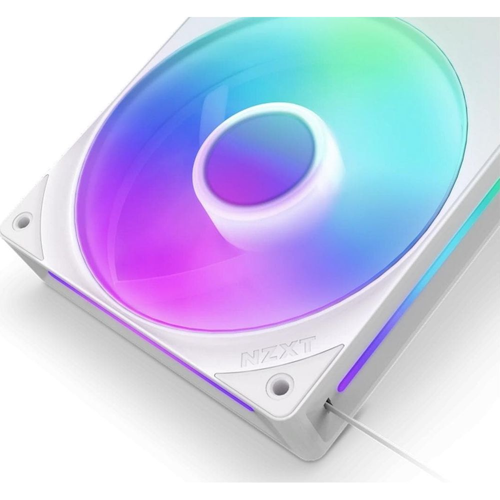 Una ventola PC bianca con illuminazione RGB viola, blu e verde.