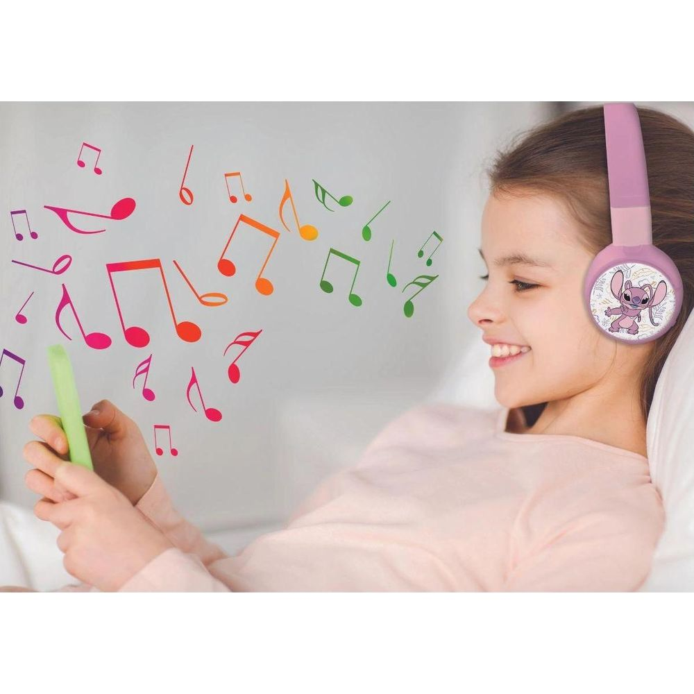 Bambina con cuffie ascolta musica, note colorate volano dal telefono.