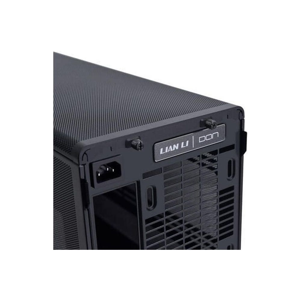 Tył czarnej obudowy PC z wejściem zasilania i kratką wentylacyjną.