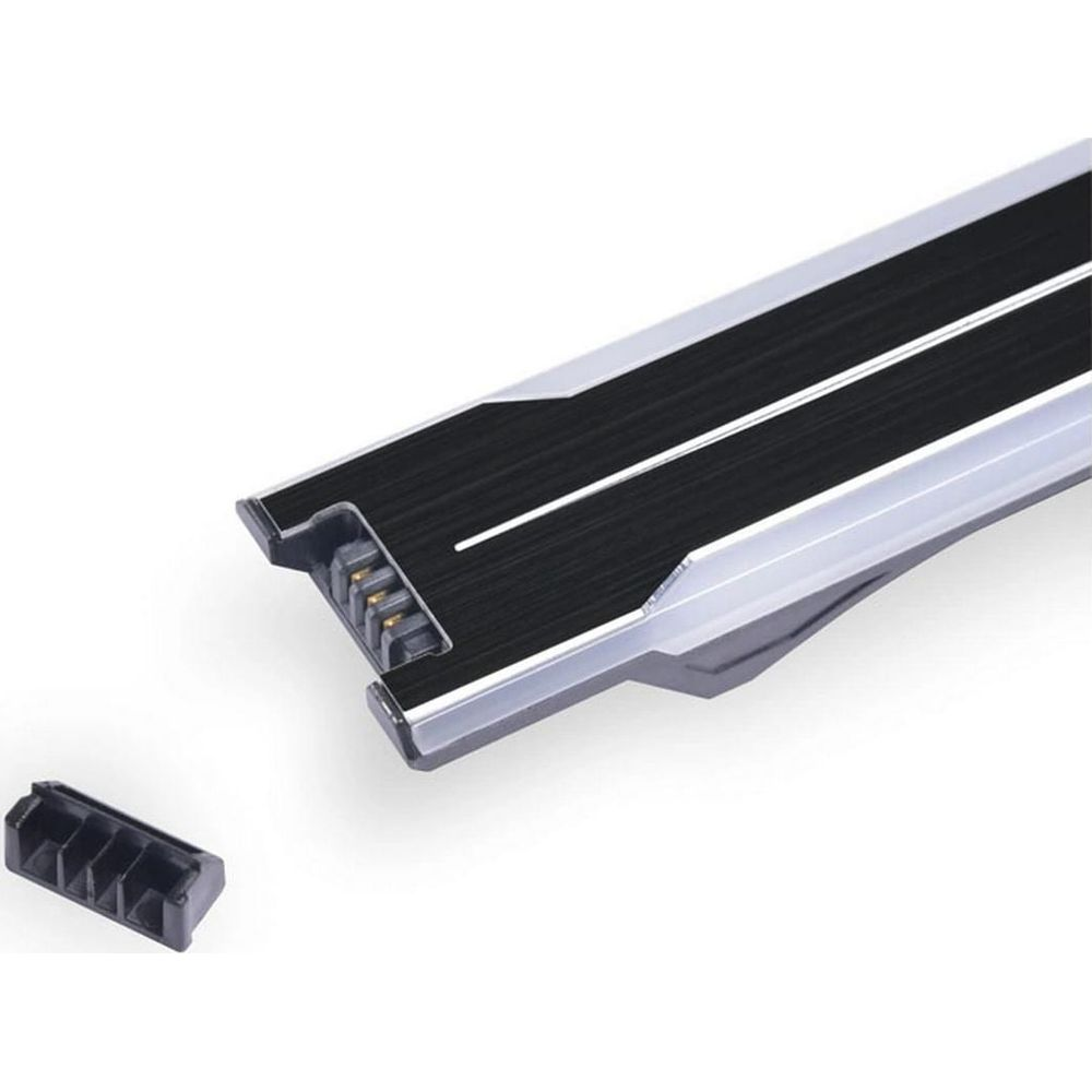 Un connettore nero con pin accanto a un dispositivo nero metallico. Sfondo bianco.