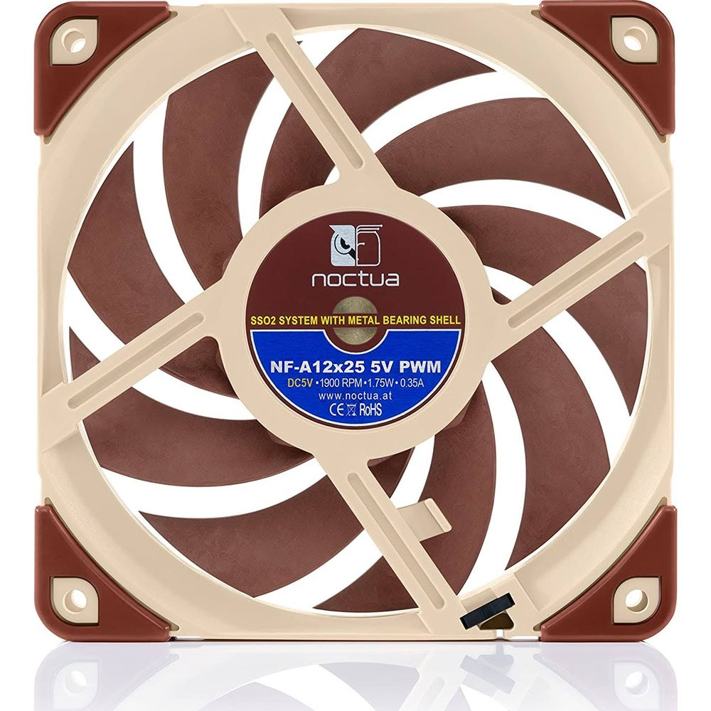 Una ventola Noctua beige con pale e angoli marroni.