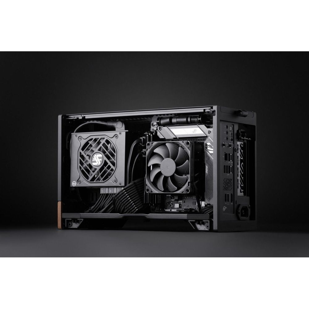 Czarna obudowa komputera z wentylatorami i kablami