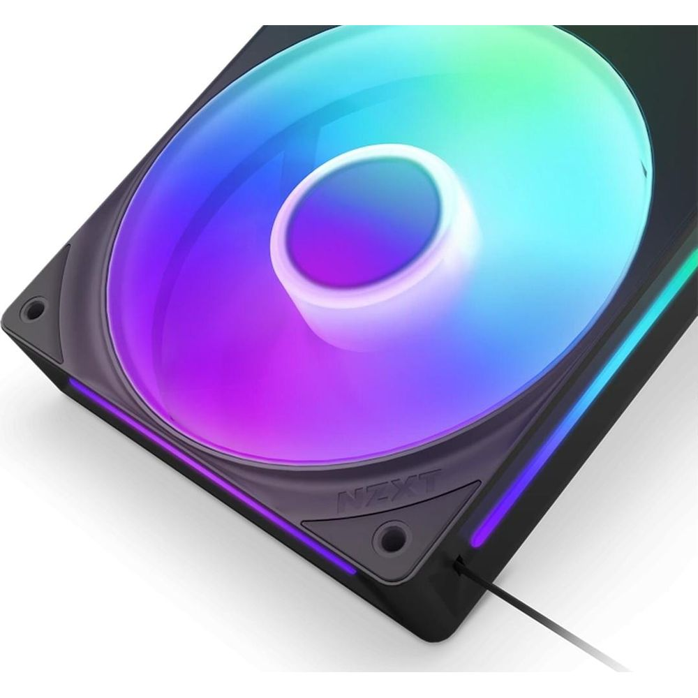 Ein schwarzer PC-Lüfter mit RGB-Beleuchtung in Lila, Blau und Grün.