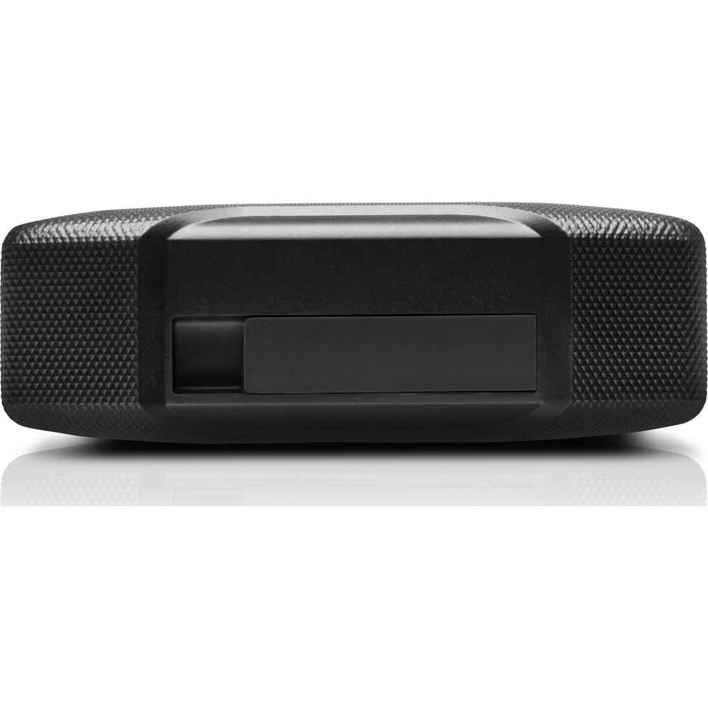 Czarny głośnik z teksturowanymi bokami i ciemnym prostokątem pośrodku.