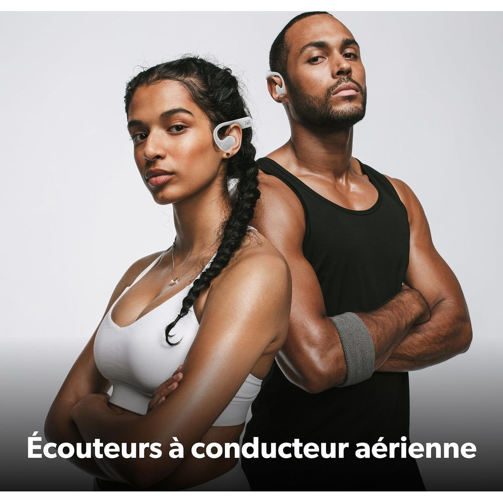 Homme et femme portant des écouteurs blancs, brassières de sport blanches.
