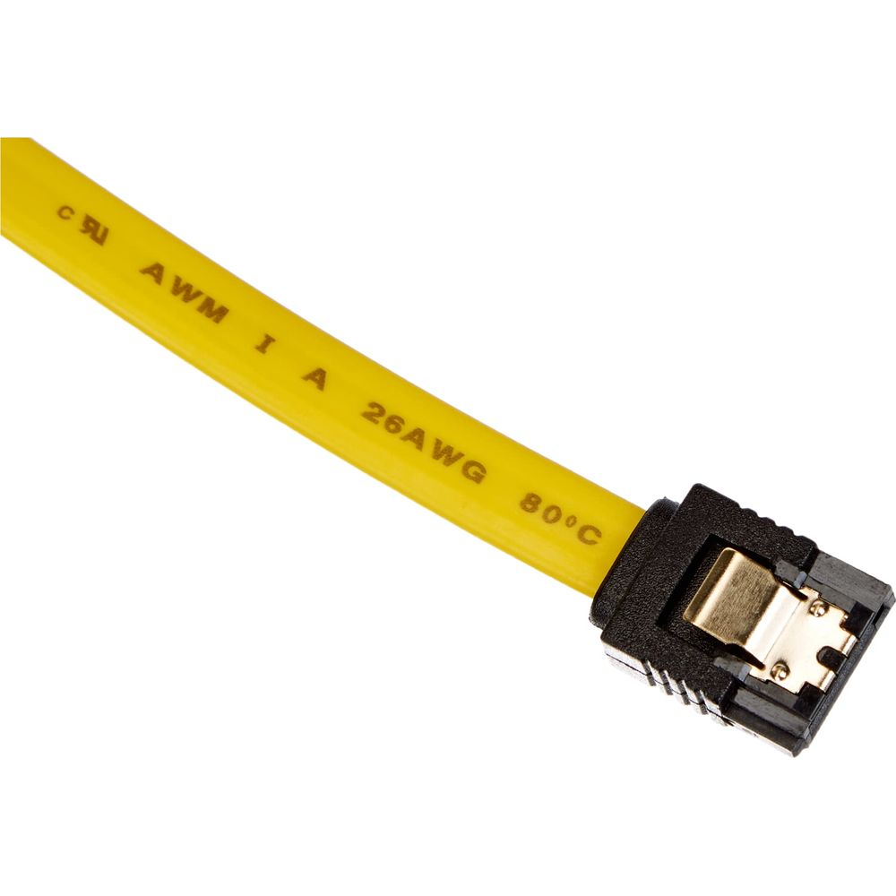 Un cavo SATA giallo con connettore nero, stampato "26AWG 80°C".