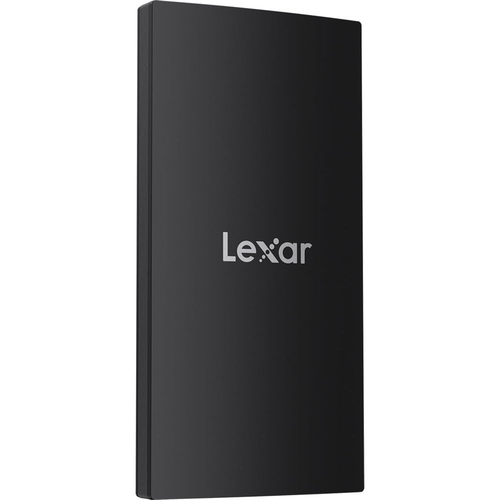Disco Lexar nero con logo argento, su sfondo bianco.