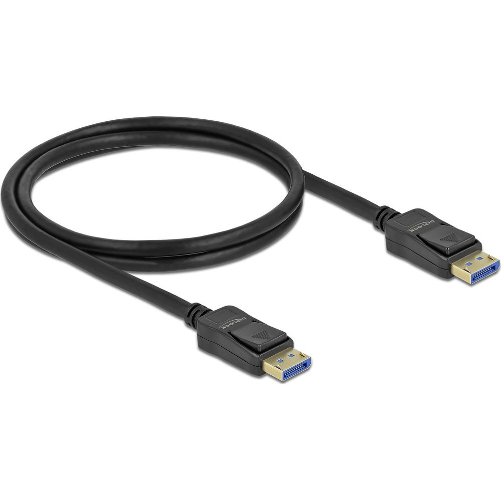 Un câble DisplayPort noir avec deux connecteurs repose sur un fond blanc.