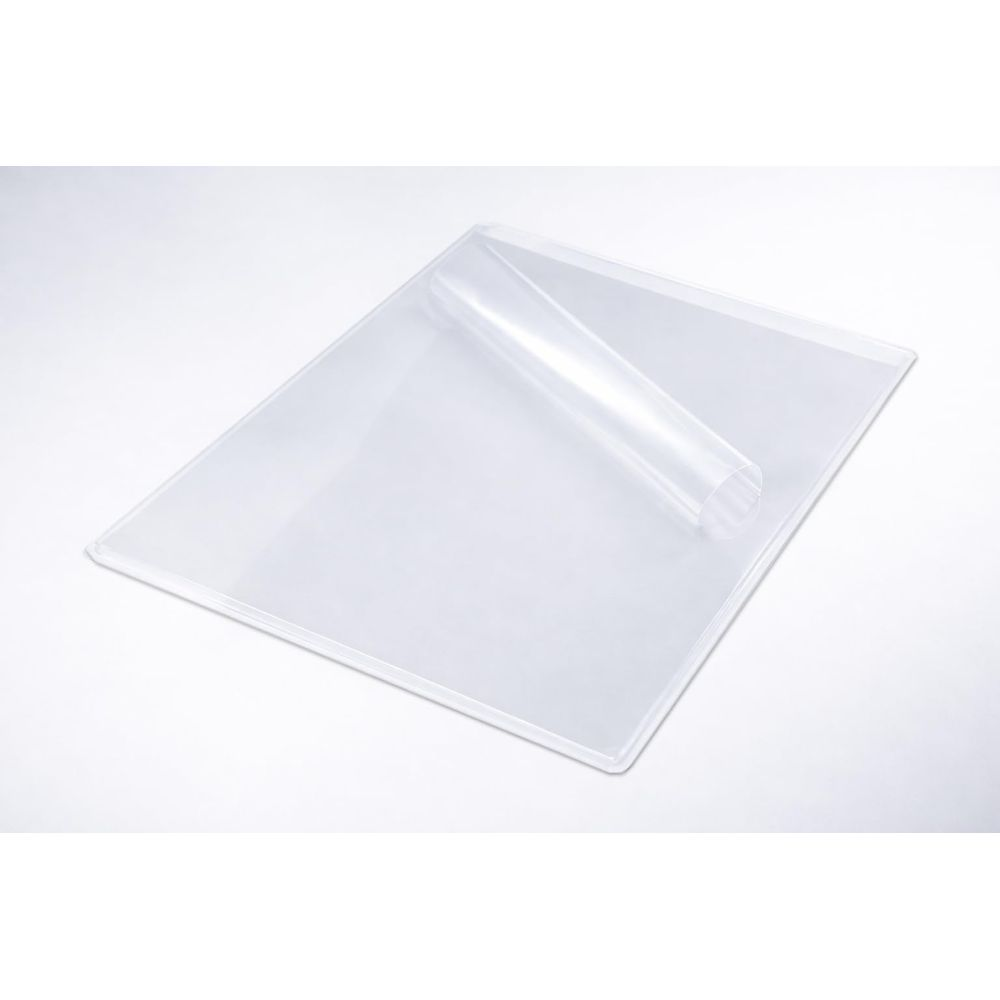 Eine durchsichtige Plastikfolie ist auf einer weißen Oberfläche teilweise aufgerollt.