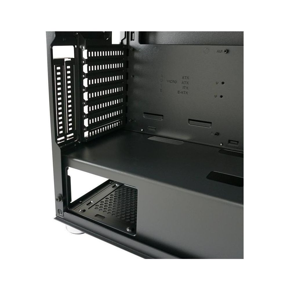 Innenansicht eines schwarzen Computergehäuses mit Montagepunkten für Motherboards.