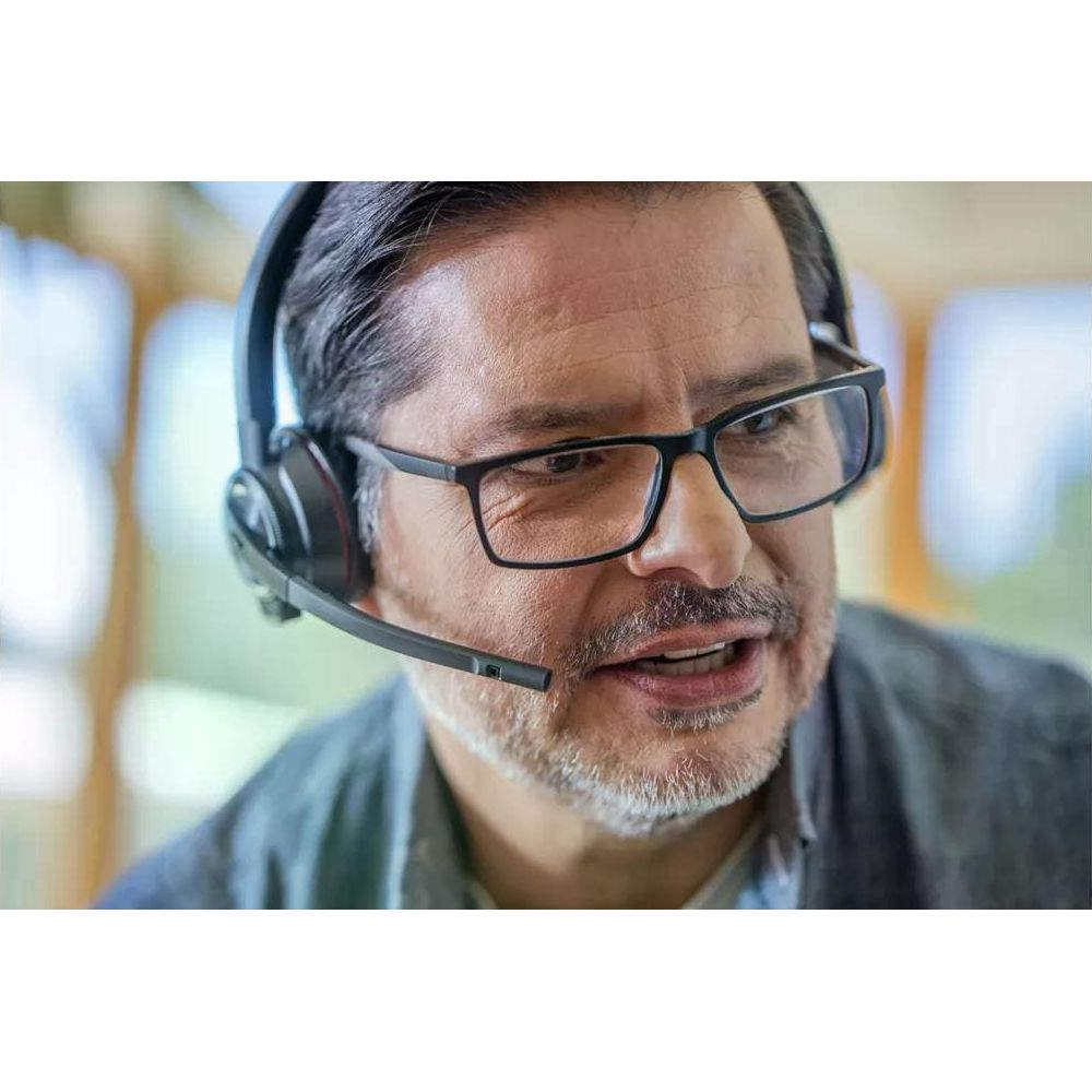 Man met bril en headset praat, close-up van het gezicht.