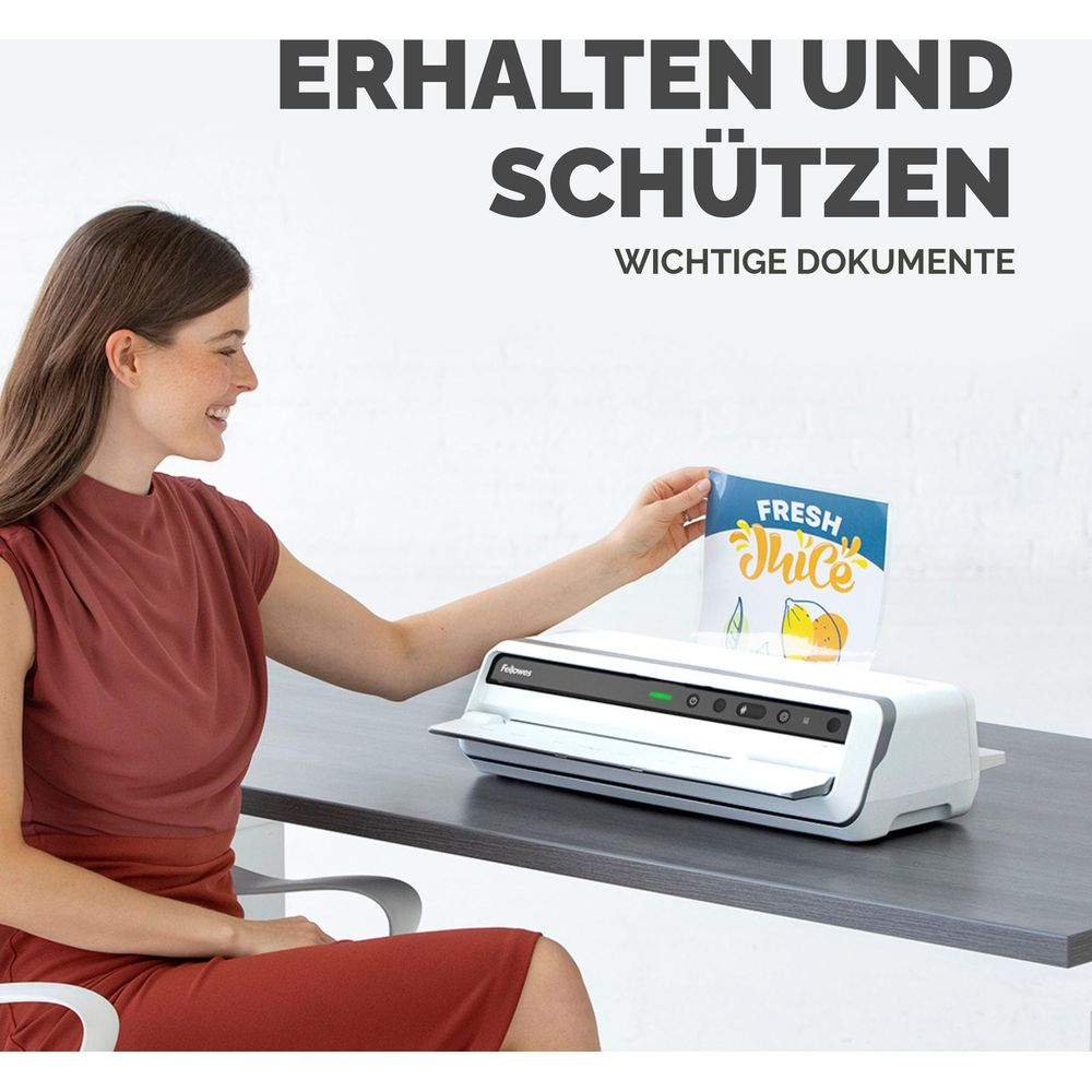 Frau laminiert ein Dokument mit einem "Fresh Juice" Motiv in einem Laminiersystem.
