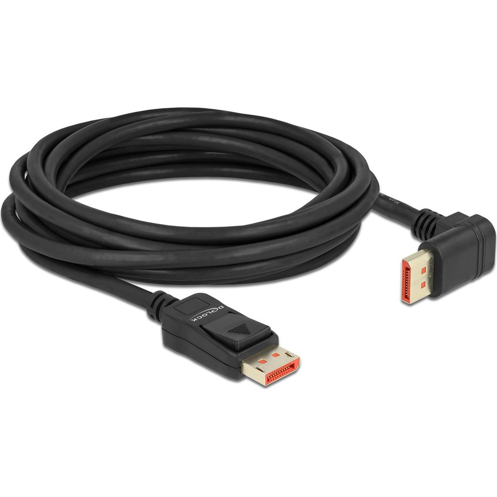 Ein schwarzes DisplayPort-Kabel mit gewinkeltem Stecker liegt auf weißem Grund.