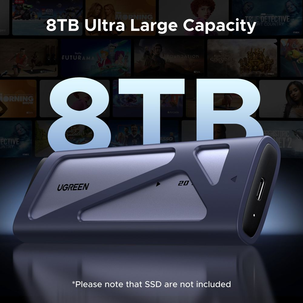 Niebieski dysk zewnętrzny UGREEN z napisem 8TB, przed plakatami filmowymi.