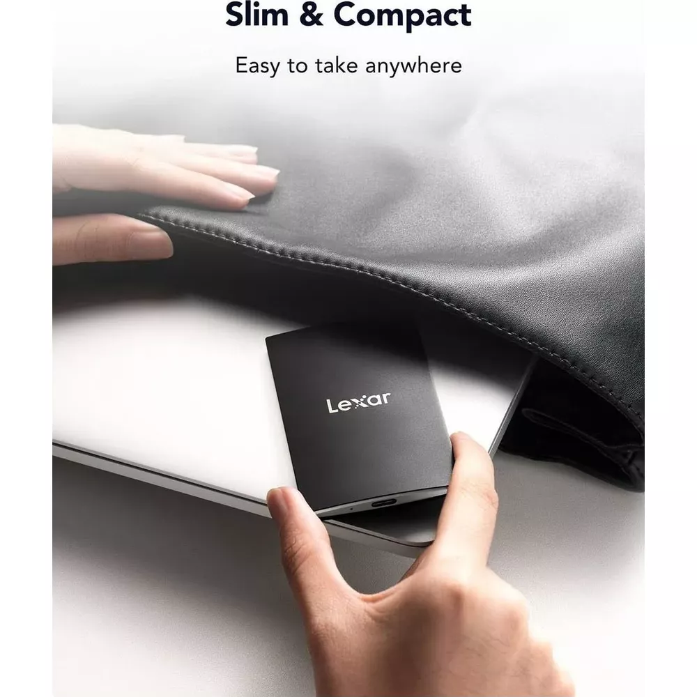Czarny dysk SSD Lexar wkładany do torby na laptopa. Cienki i kompaktowy.