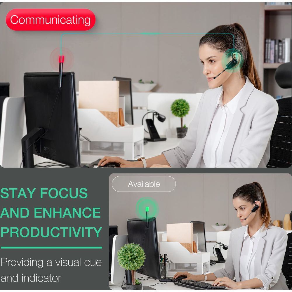 Eine Frau mit Headset arbeitet am Computer. Ein grünes Licht zeigt 