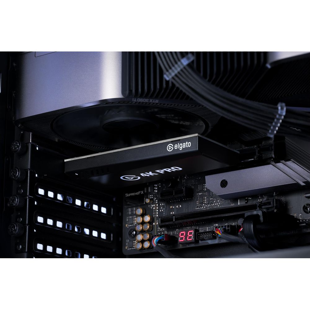 Elgato 4K Pro Karte in einem PC-Gehäuse neben einer RTX 3090 Ti.